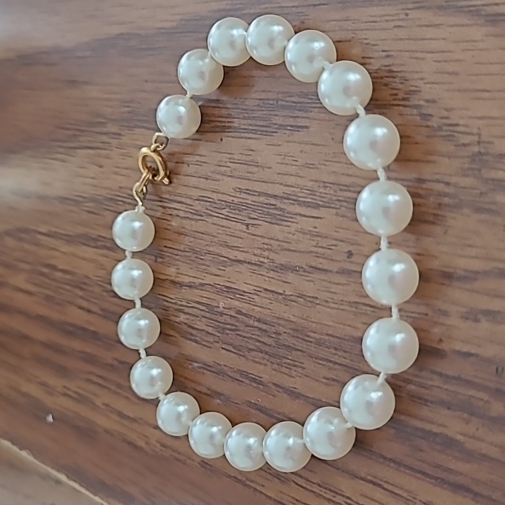 Vintage White Pearl Bracelet with Gold Clasp